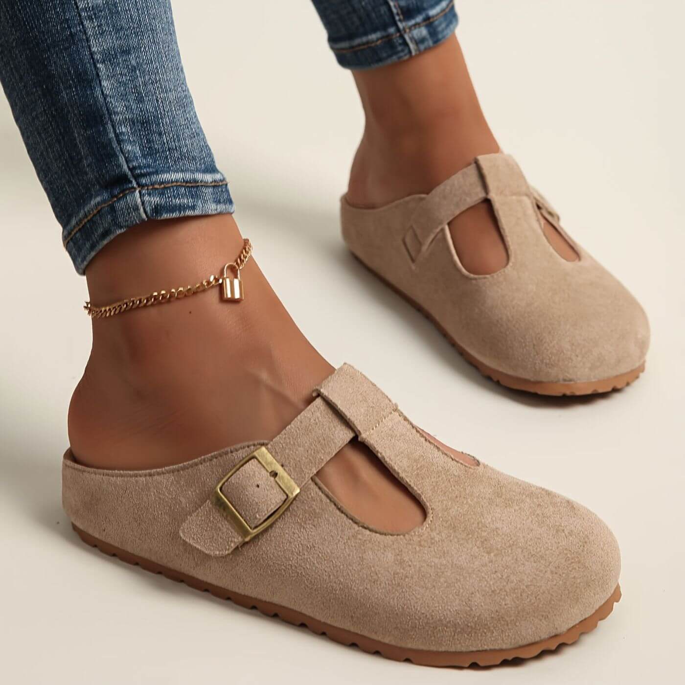Momount Damen Wildleder-Clogs mit T-Steg – Schnalle, Mule, geschlossene Spitze, Korkfußbett