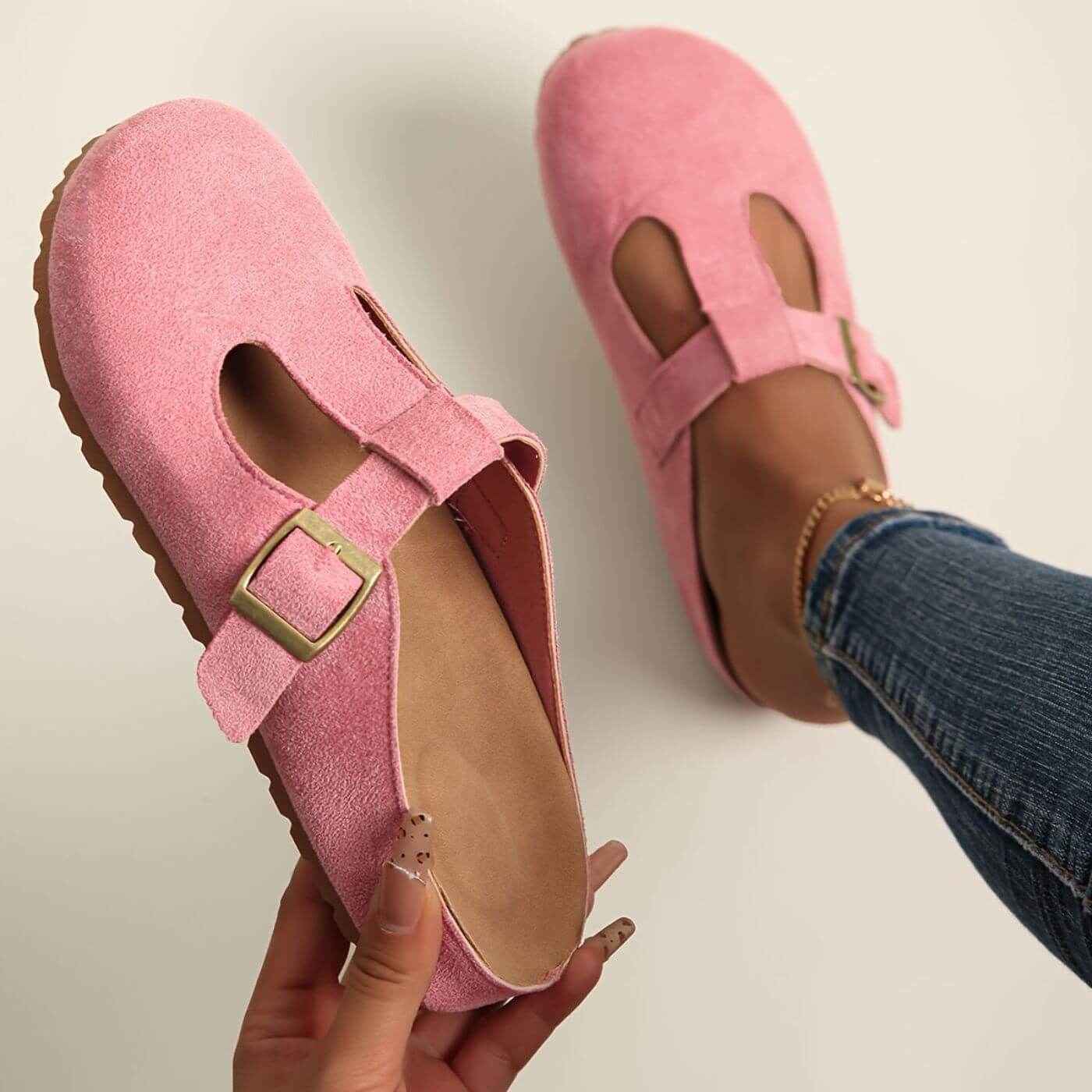 Momount Damen Wildleder-Clogs mit T-Steg – Schnalle, Mule, geschlossene Spitze, Korkfußbett