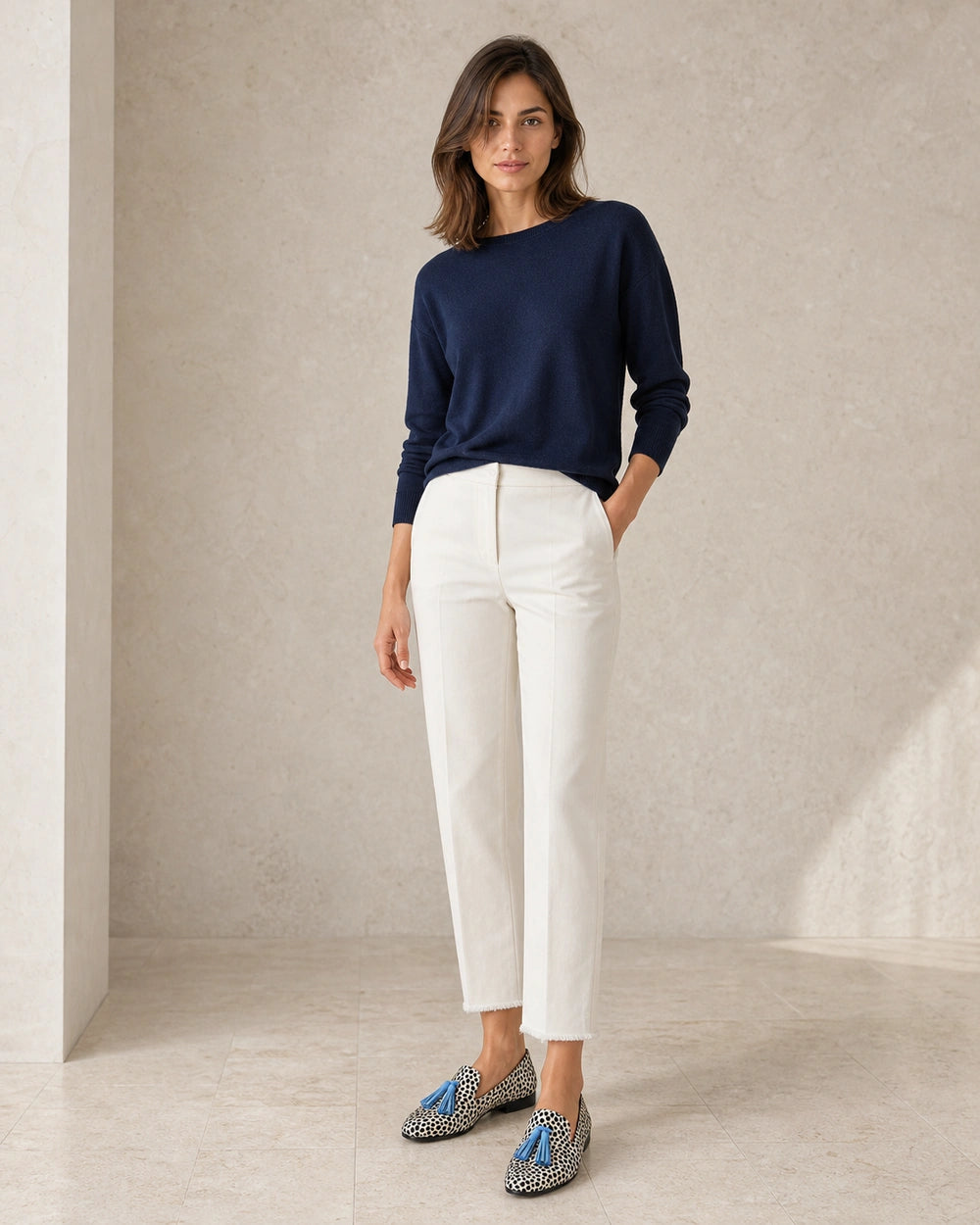 Damen-Loafer im Animal-Look mit blauen Quasten — Von einem Model getragen