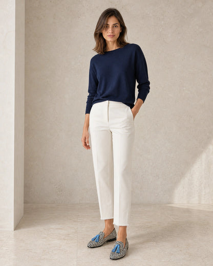 Damen-Loafer im Animal-Look mit blauen Quasten — Von einem Model getragen