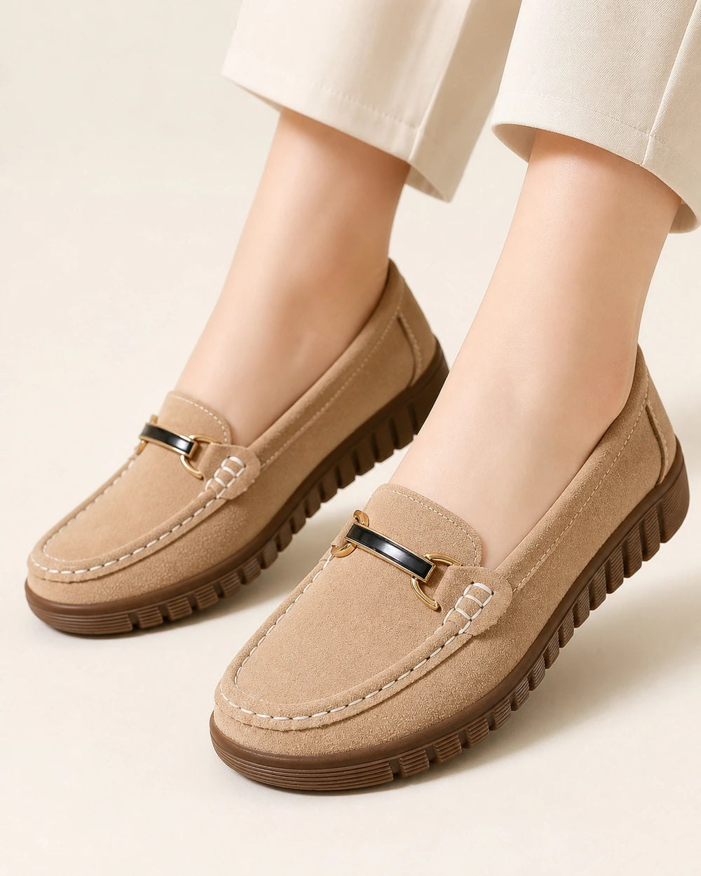 Damen-Loafer mit Chunky-Sohle und goldener Spange — Produktbild 1