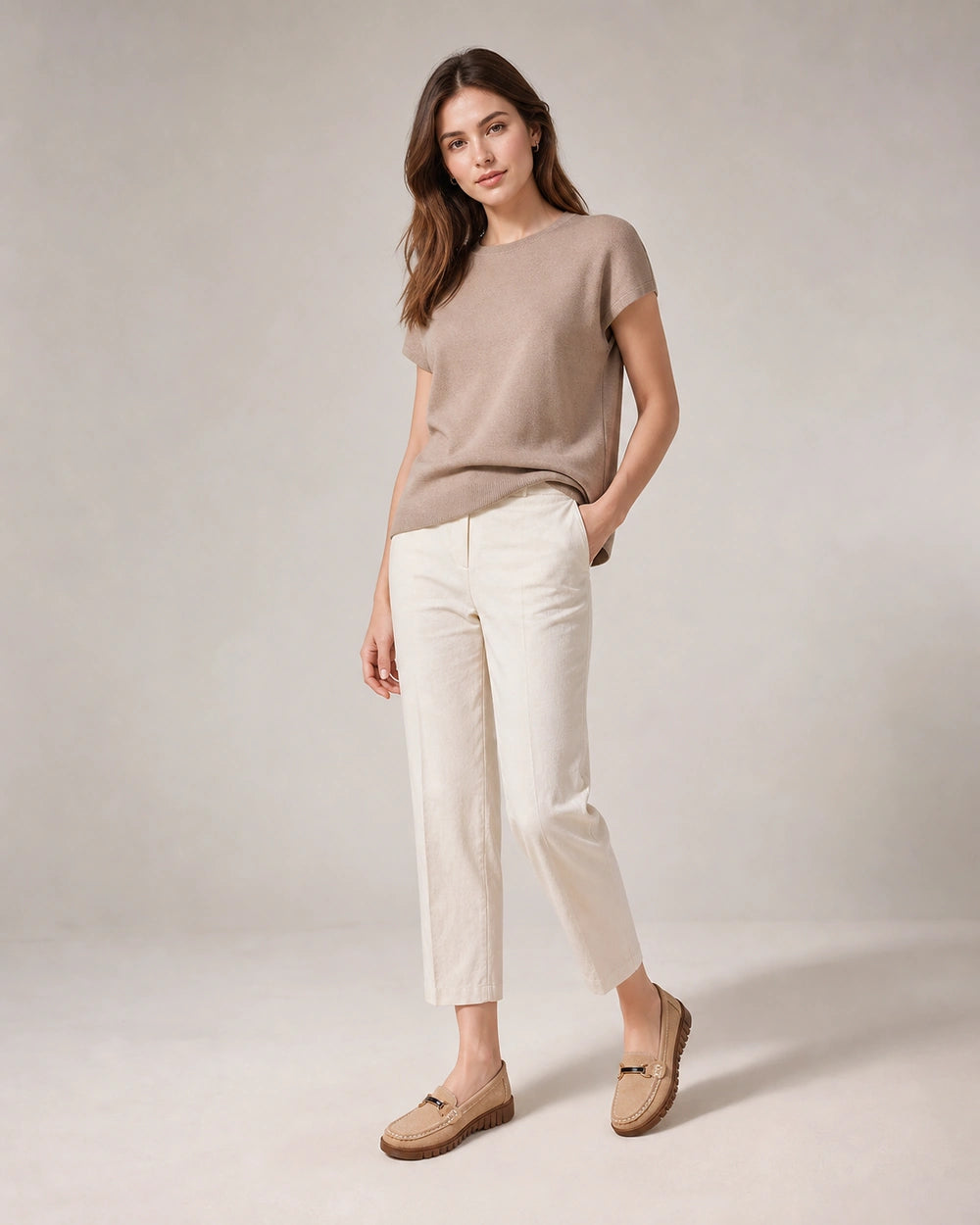 Damen-Loafer mit Chunky-Sohle und goldener Spange — Von einem Model getragen