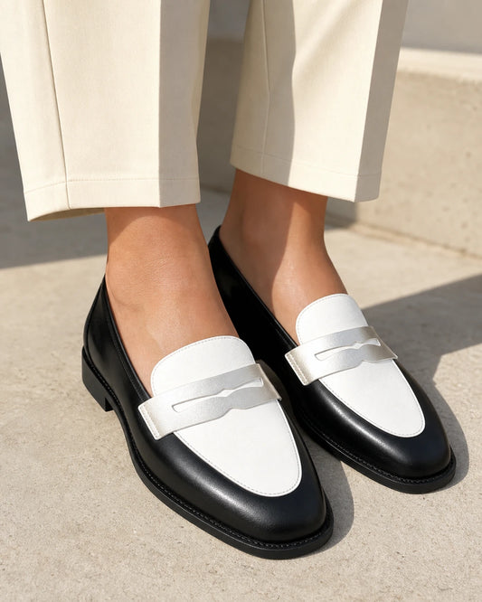 Schwarz-weißer Damen-Loafer mit silbernem Riegel — Produktbild 1