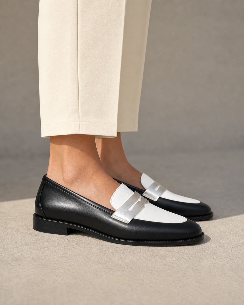 Schwarz-weißer Damen-Loafer mit silbernem Riegel — Produktbild 4