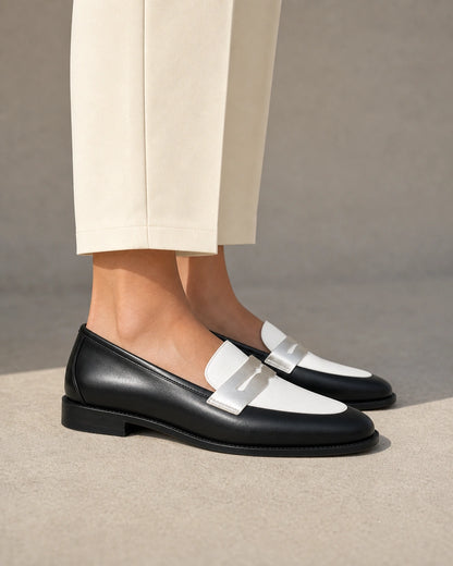 Schwarz-weißer Damen-Loafer mit silbernem Riegel — Produktbild 4