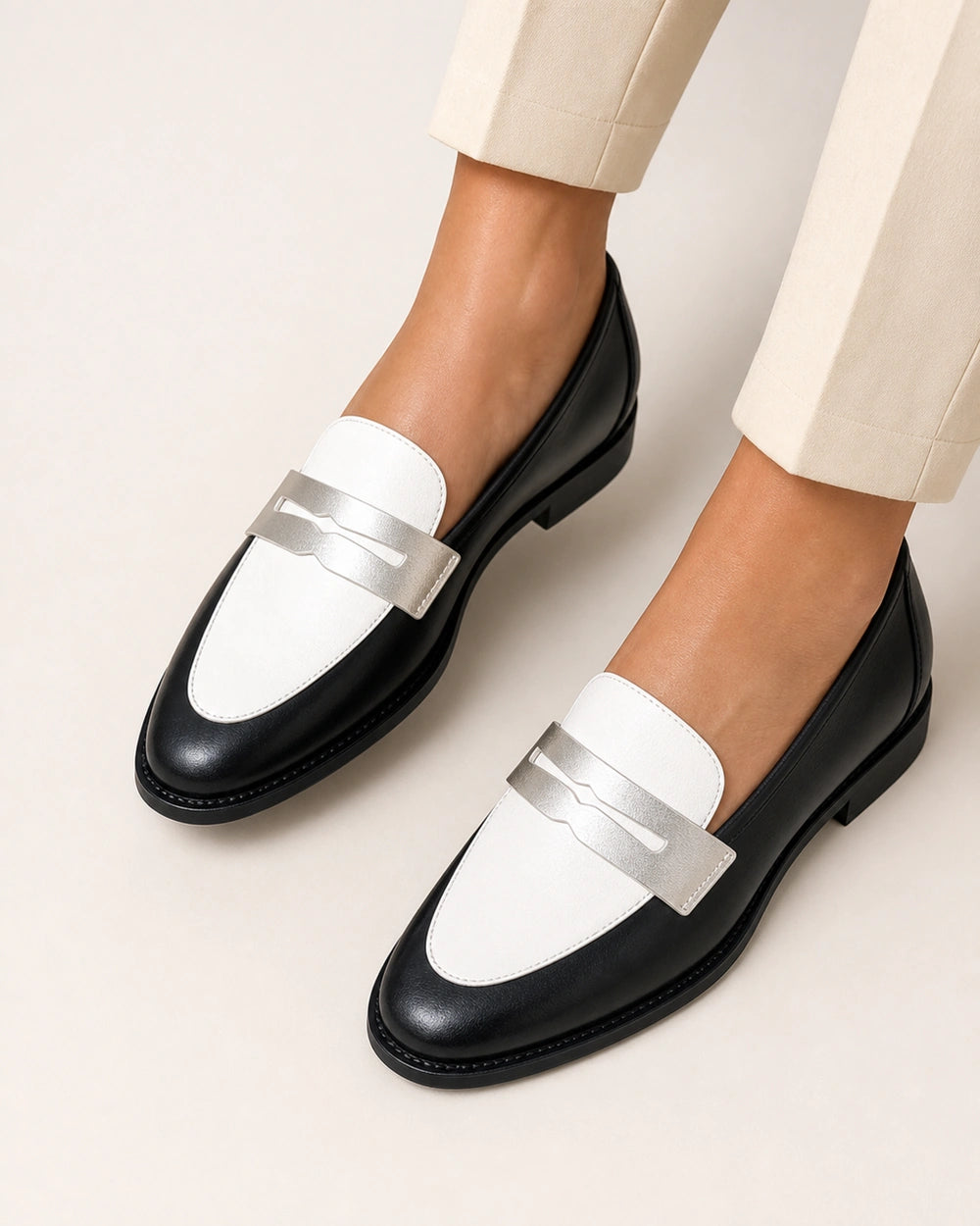 Schwarz-weißer Damen-Loafer mit silbernem Riegel — Produktbild 5