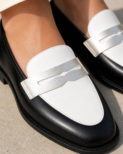 Schwarz-weißer Damen-Loafer mit silbernem Riegel — Produktbild 6