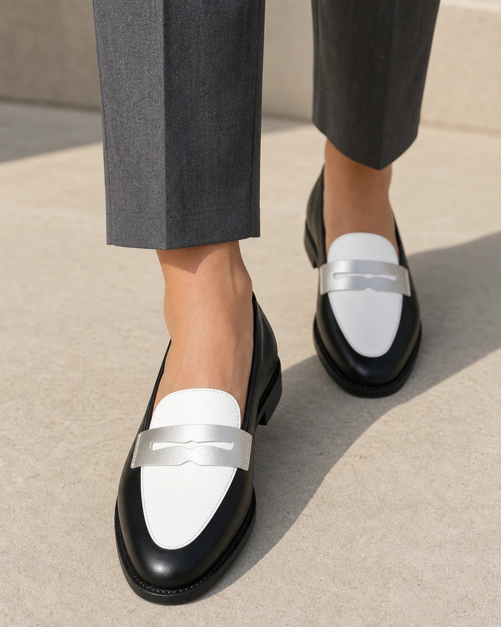 Schwarz-weißer Damen-Loafer mit silbernem Riegel — Produktbild 7