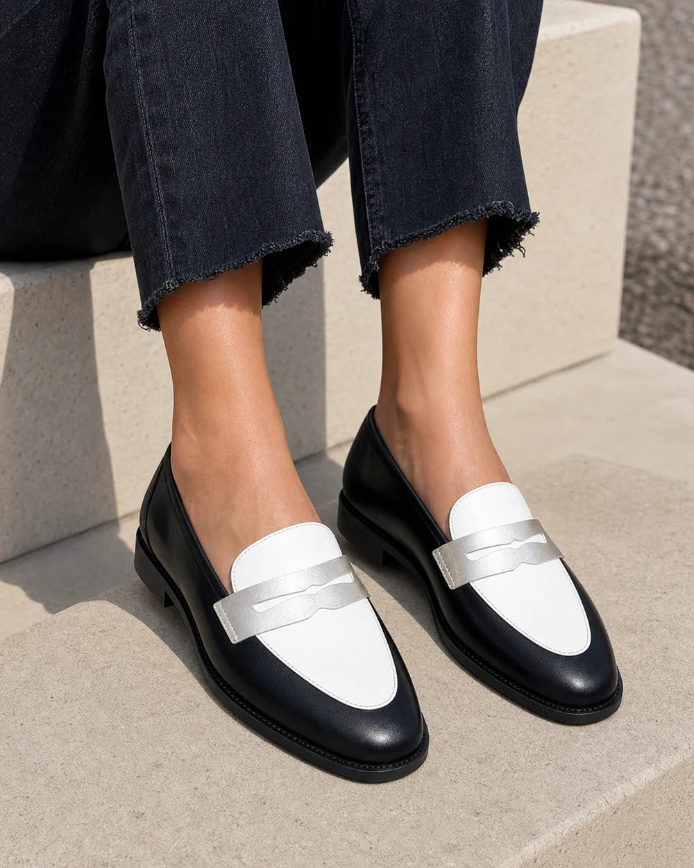 Schwarz-weißer Damen-Loafer mit silbernem Riegel — Produktbild 8