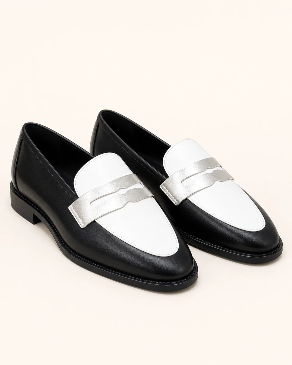 Schwarz-weißer Damen-Loafer mit silbernem Riegel — Produktbild 9