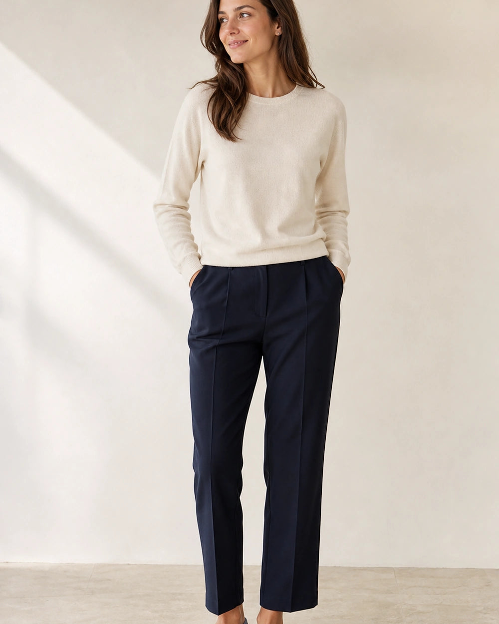 Damen-Loafer mit Doppelspange und sportlicher Sohle — Von einem Model getragen