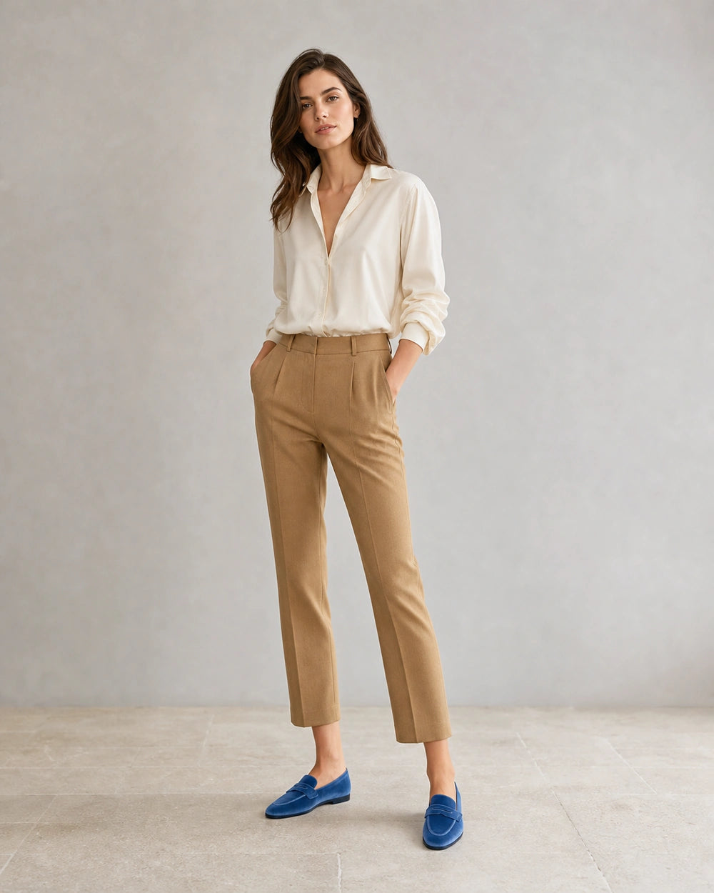 Blauer Damen-Loafer mit Ton-in-Ton-Riegel — Von einem Model getragen