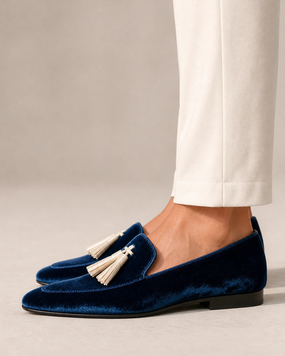 Blauer Damen-Loafer in Samtoptik mit Quasten — Produktbild 4