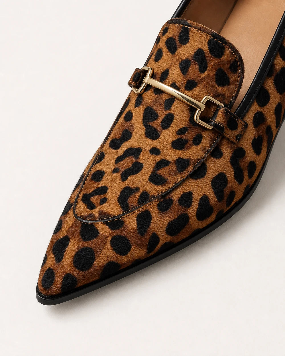 Spitzer Leoparden-Loafer mit Metallspange — Produktbild 6
