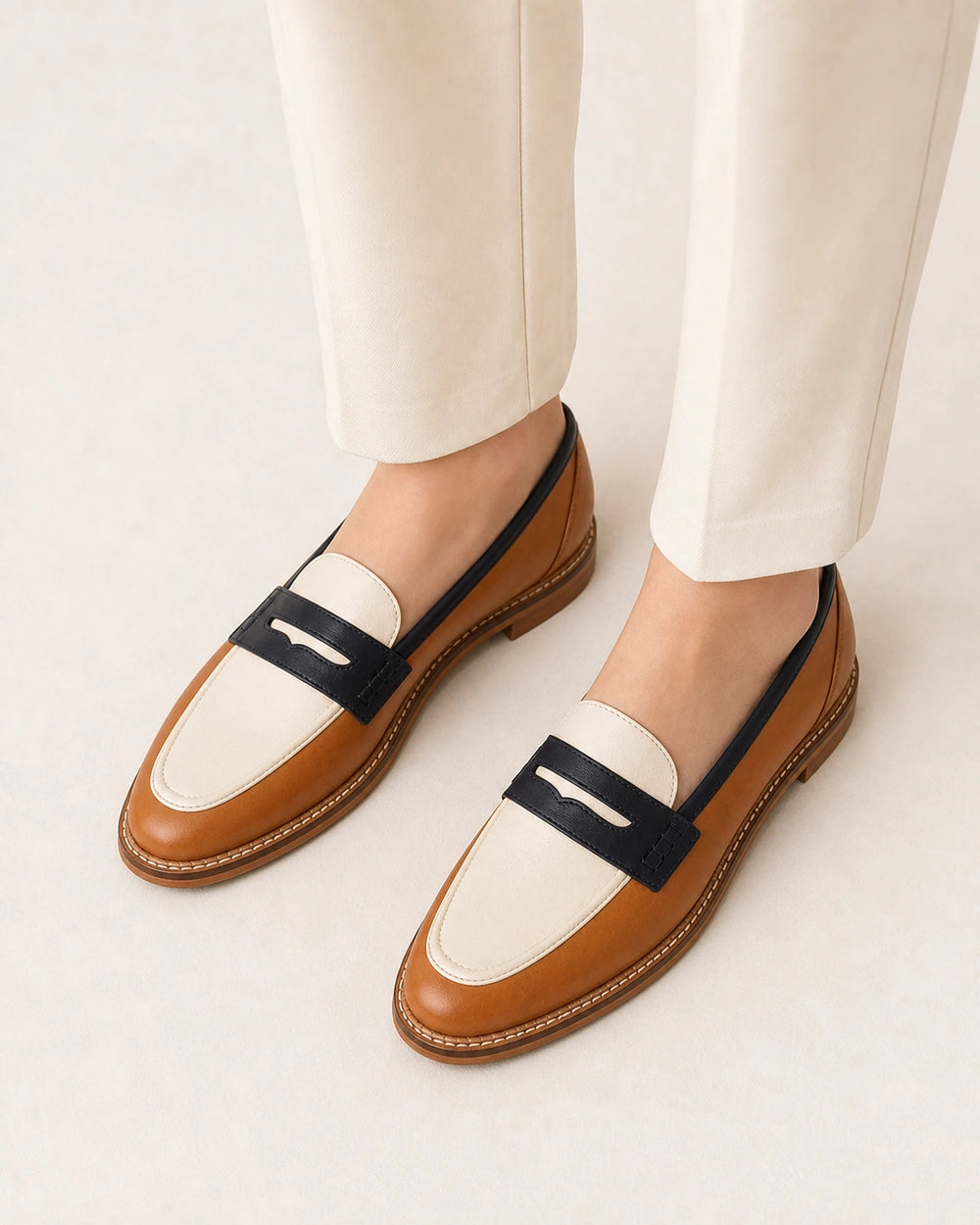 Braun-cremefarbener Damen-Loafer mit runder Spitze — Produktbild 5