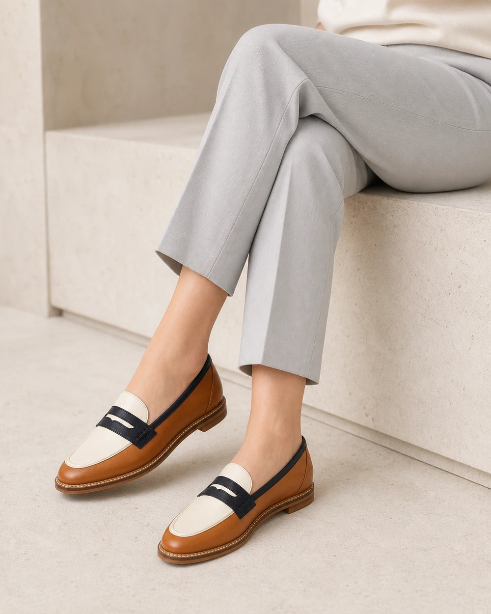 Braun-cremefarbener Damen-Loafer mit runder Spitze — Produktbild 8