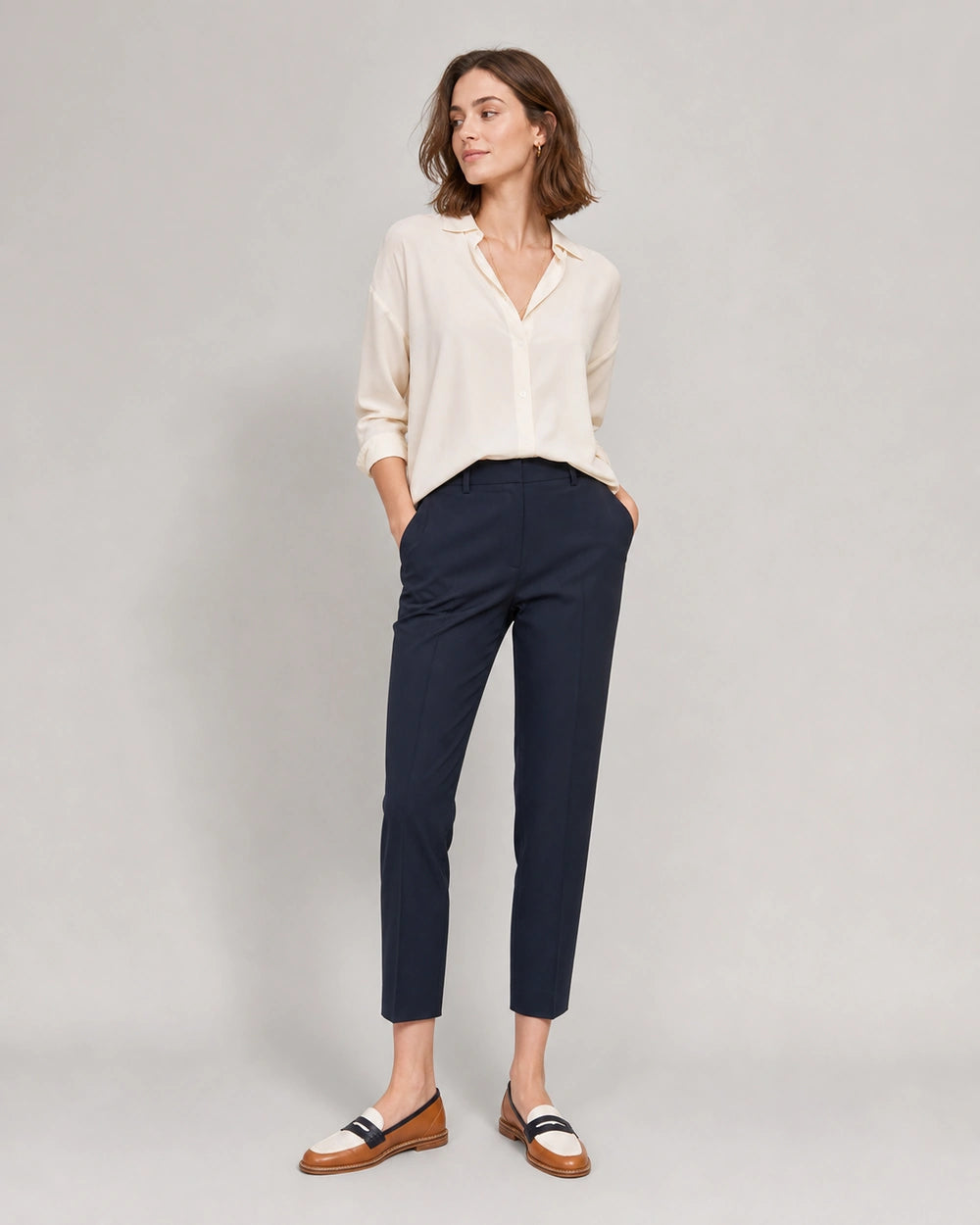 Braun-cremefarbener Damen-Loafer mit runder Spitze — Von einem Model getragen