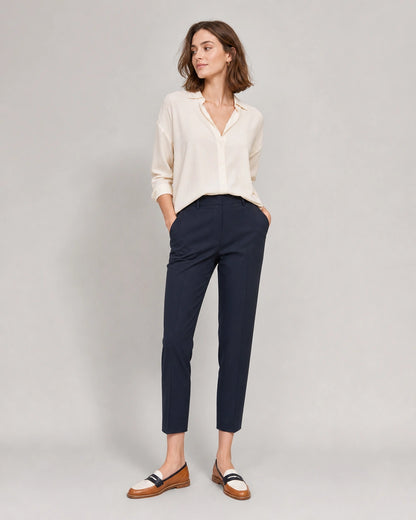 Braun-cremefarbener Damen-Loafer mit runder Spitze — Von einem Model getragen