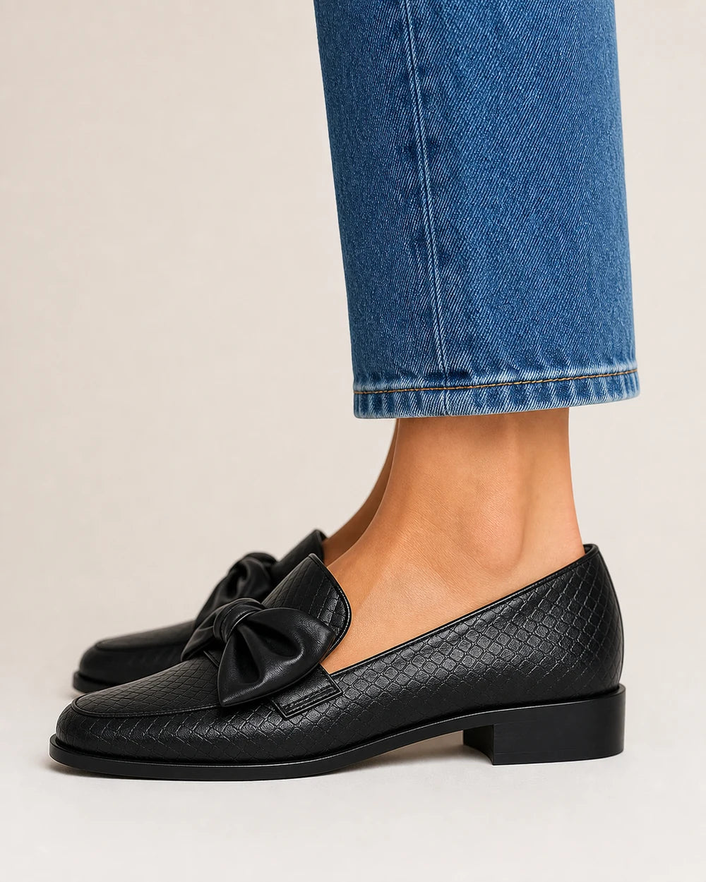 Schwarzer Damen-Loafer mit Schleife und niedrigem Absatz — Produktbild 4