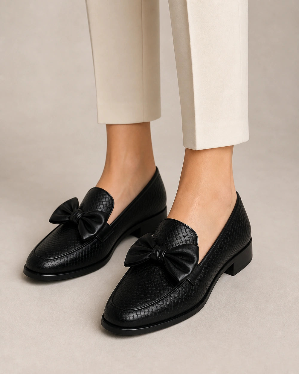 Schwarzer Damen-Loafer mit Schleife und niedrigem Absatz — Produktbild 8