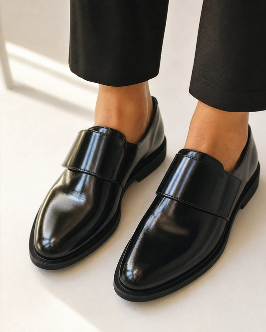 Glänzender schwarzer Damen-Loafer mit Riemen — Produktbild 1