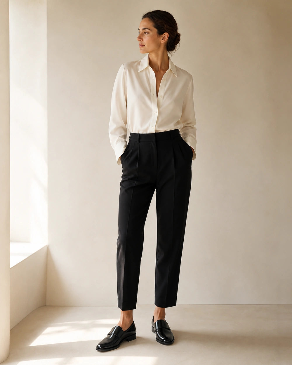 Glänzender schwarzer Damen-Loafer mit Riemen — Produktbild 2