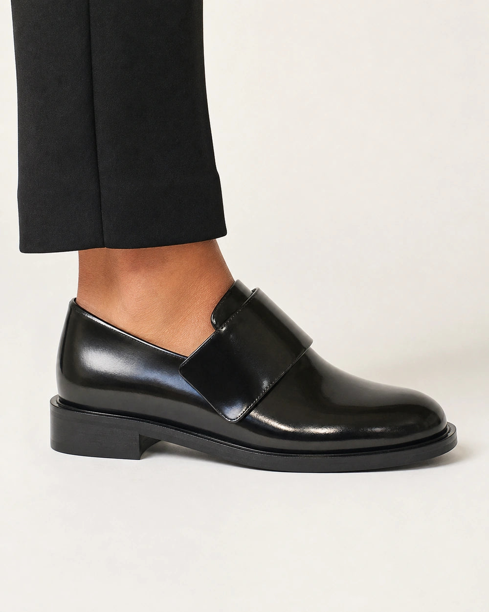 Glänzender schwarzer Damen-Loafer mit Riemen — Produktbild 4