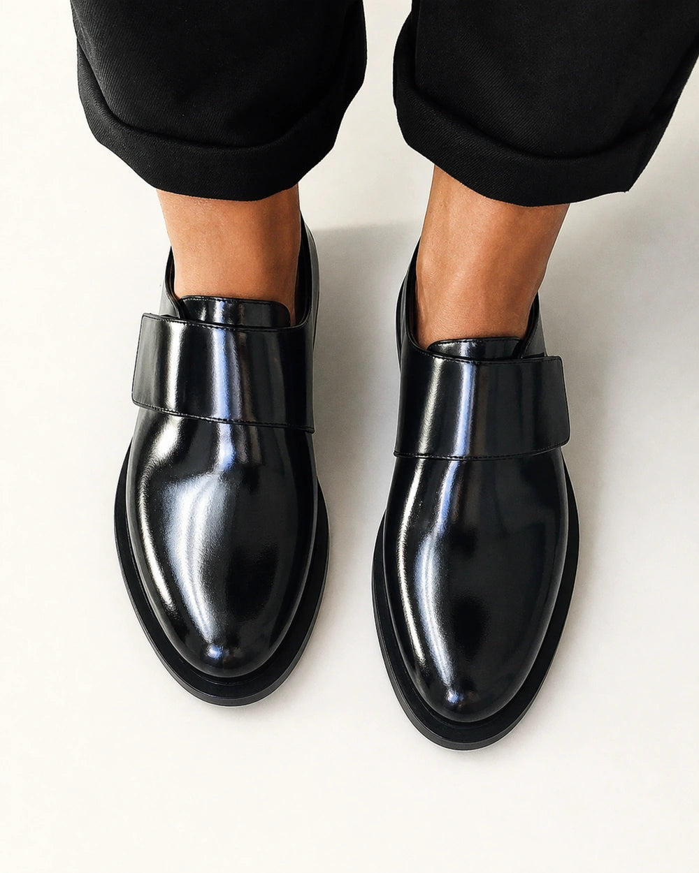 Glänzender schwarzer Damen-Loafer mit Riemen — Produktbild 5