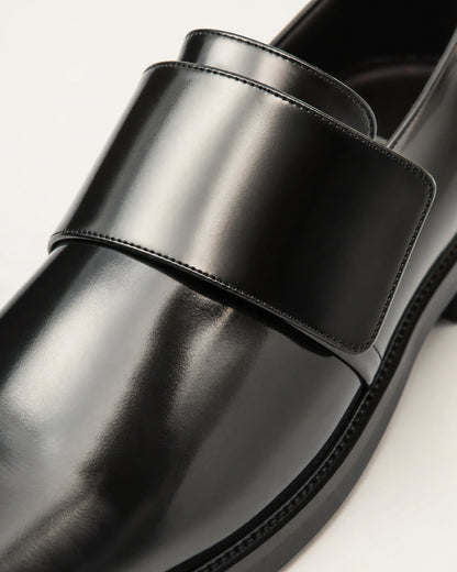 Glänzender schwarzer Damen-Loafer mit Riemen — Produktbild 6