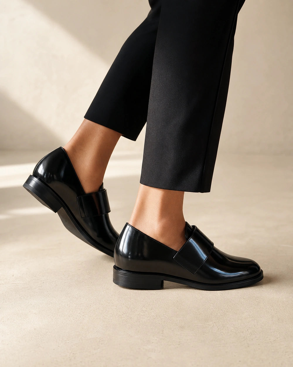 Glänzender schwarzer Damen-Loafer mit Riemen — Produktbild 7