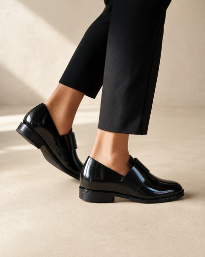 Glänzender schwarzer Damen-Loafer mit Riemen — Produktbild 7