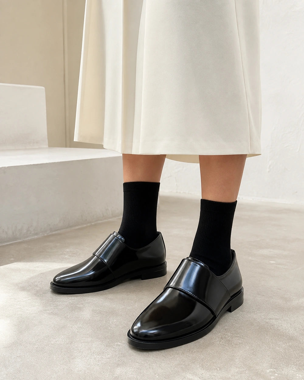 Glänzender schwarzer Damen-Loafer mit Riemen — Produktbild 8