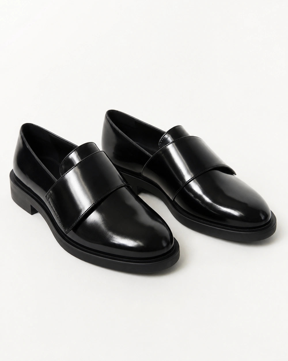 Glänzender schwarzer Damen-Loafer mit Riemen — Produktbild 9