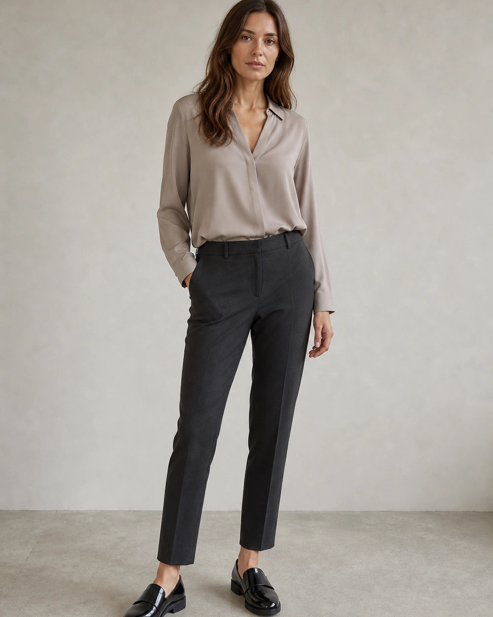Glänzender schwarzer Damen-Loafer mit Riemen — Von einem Model getragen