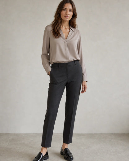 Glänzender schwarzer Damen-Loafer mit Riemen — Von einem Model getragen
