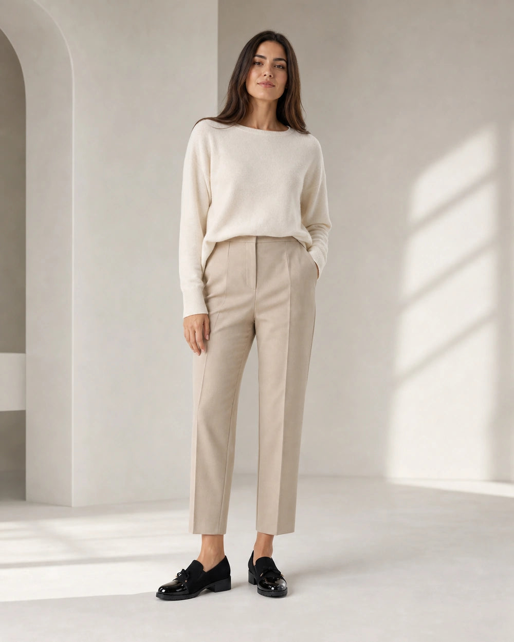 Damen-Loafer mit Lackspitze und Schleife — Von einem Model getragen
