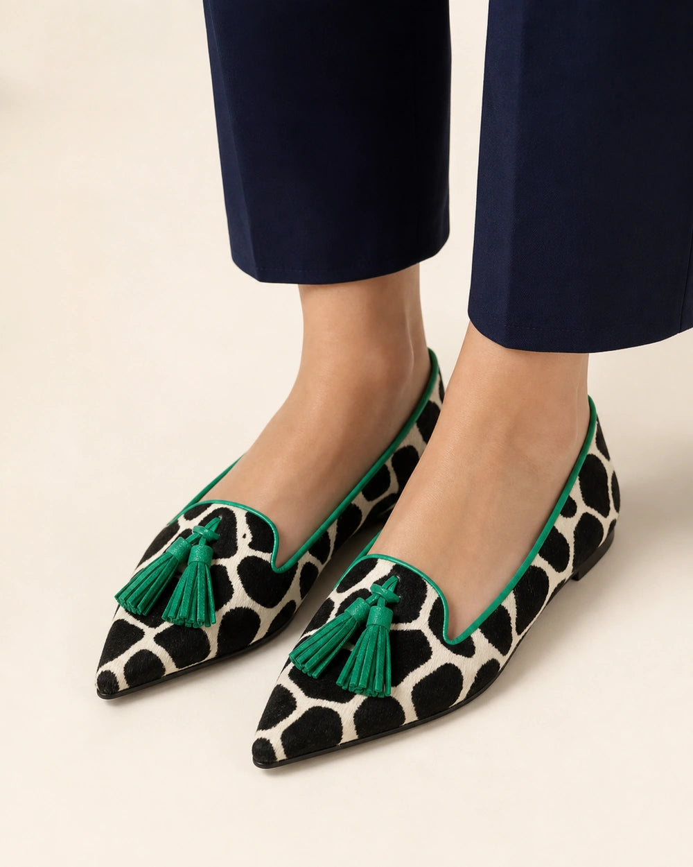 Spitzer Damen-Loafer mit Kuhmuster und Quasten — Produktbild 1