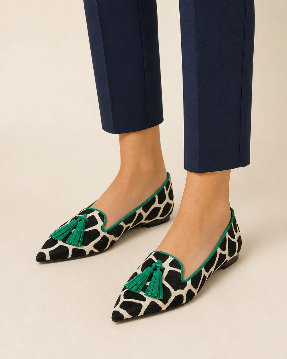 Spitzer Damen-Loafer mit Kuhmuster und Quasten — Produktbild 2