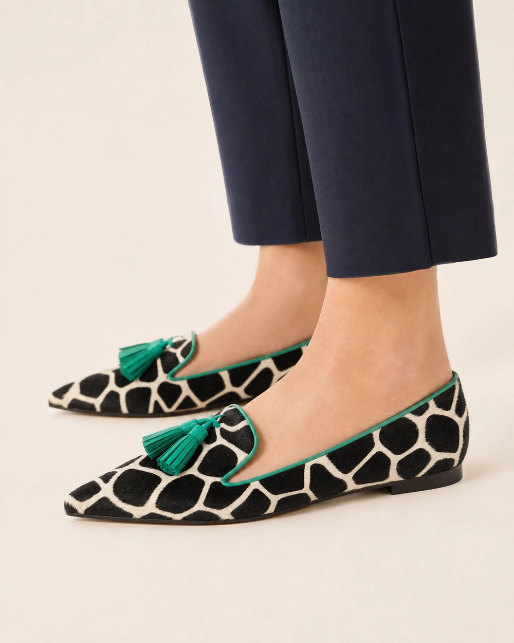 Spitzer Damen-Loafer mit Kuhmuster und Quasten — Produktbild 4