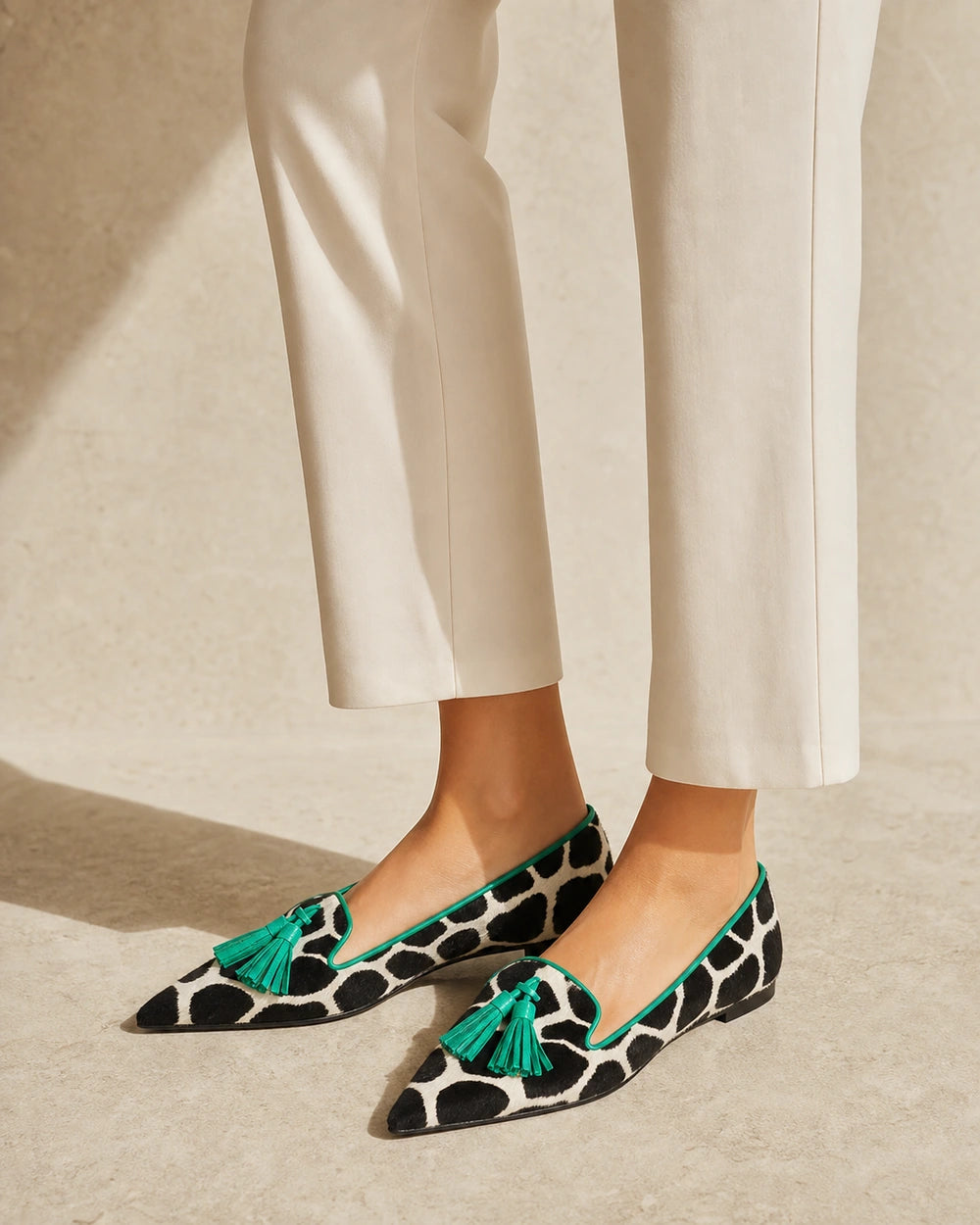 Spitzer Damen-Loafer mit Kuhmuster und Quasten — Produktbild 8