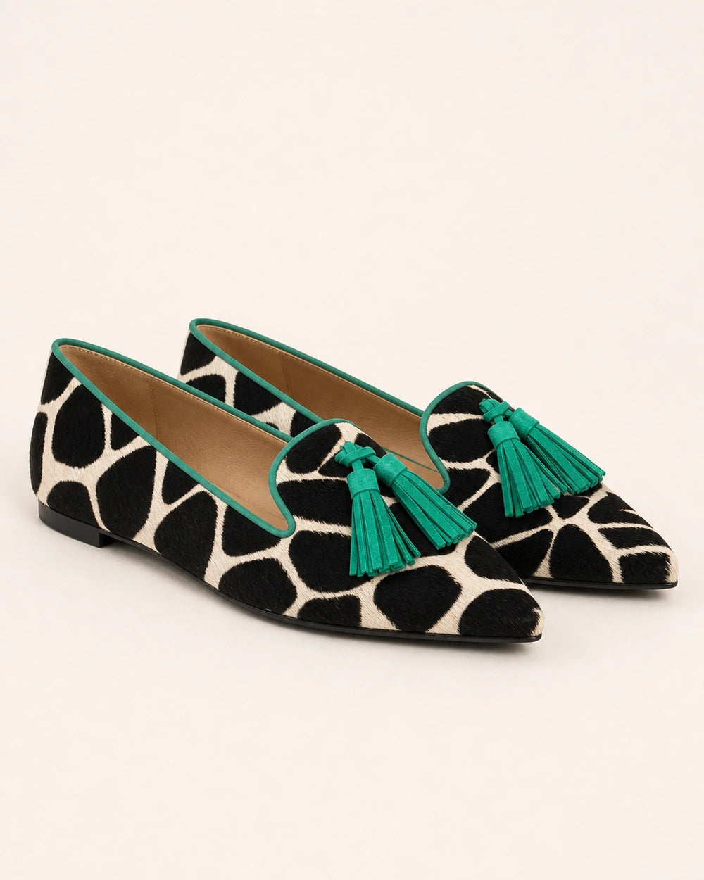 Spitzer Damen-Loafer mit Kuhmuster und Quasten — Produktbild 9