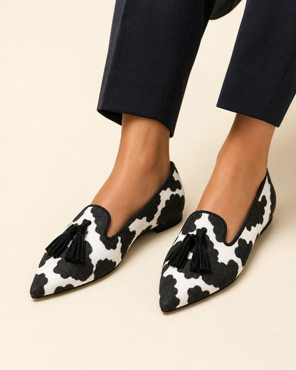 Spitzer Damen-Loafer mit Kuhmuster und Quasten — Produktbild 11