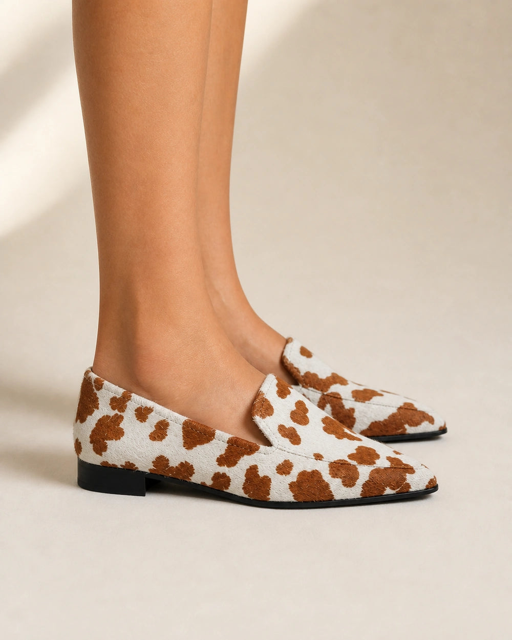 Spitzer Damen-Loafer mit Kuhmuster — Produktbild 4