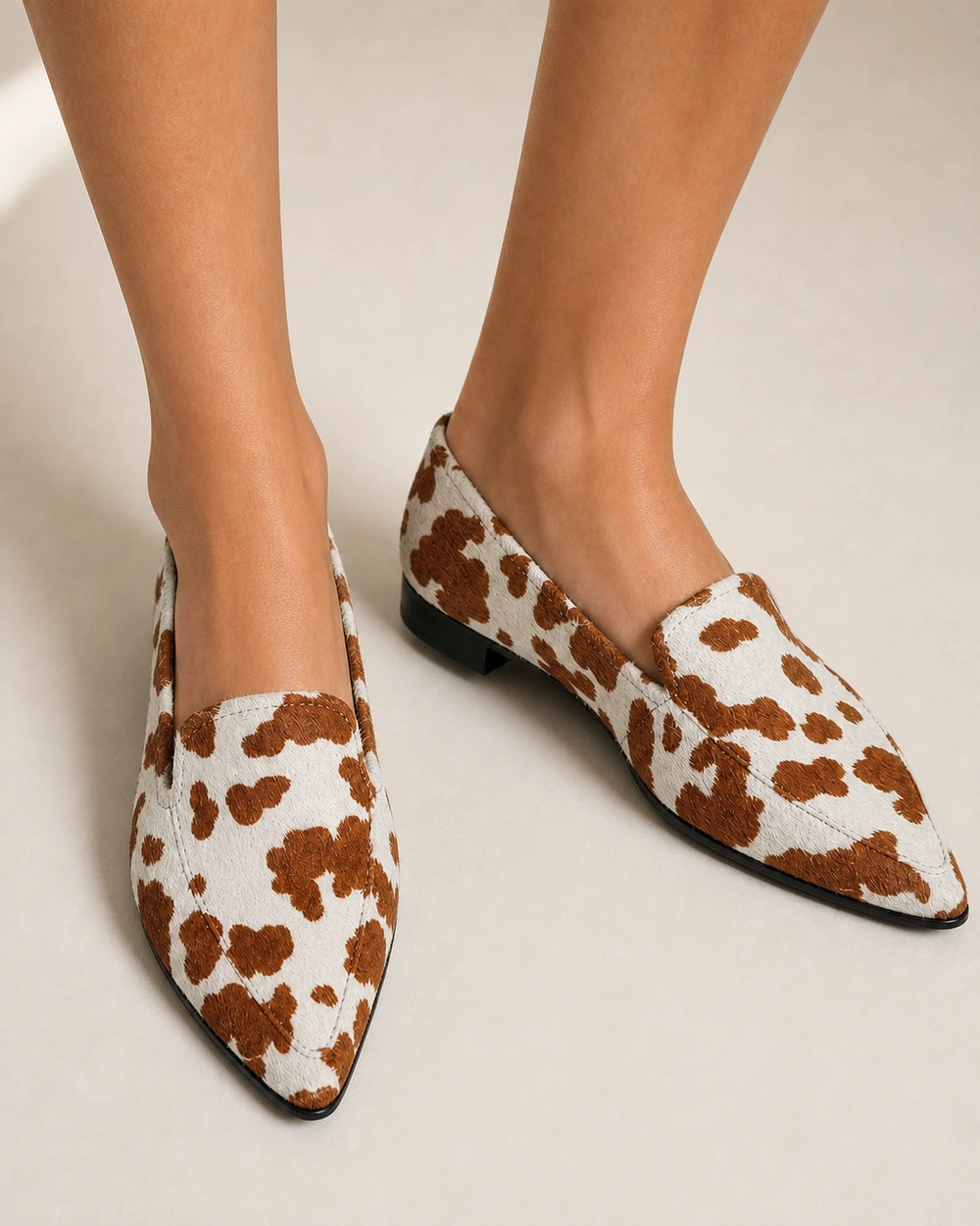 Spitzer Damen-Loafer mit Kuhmuster — Produktbild 5