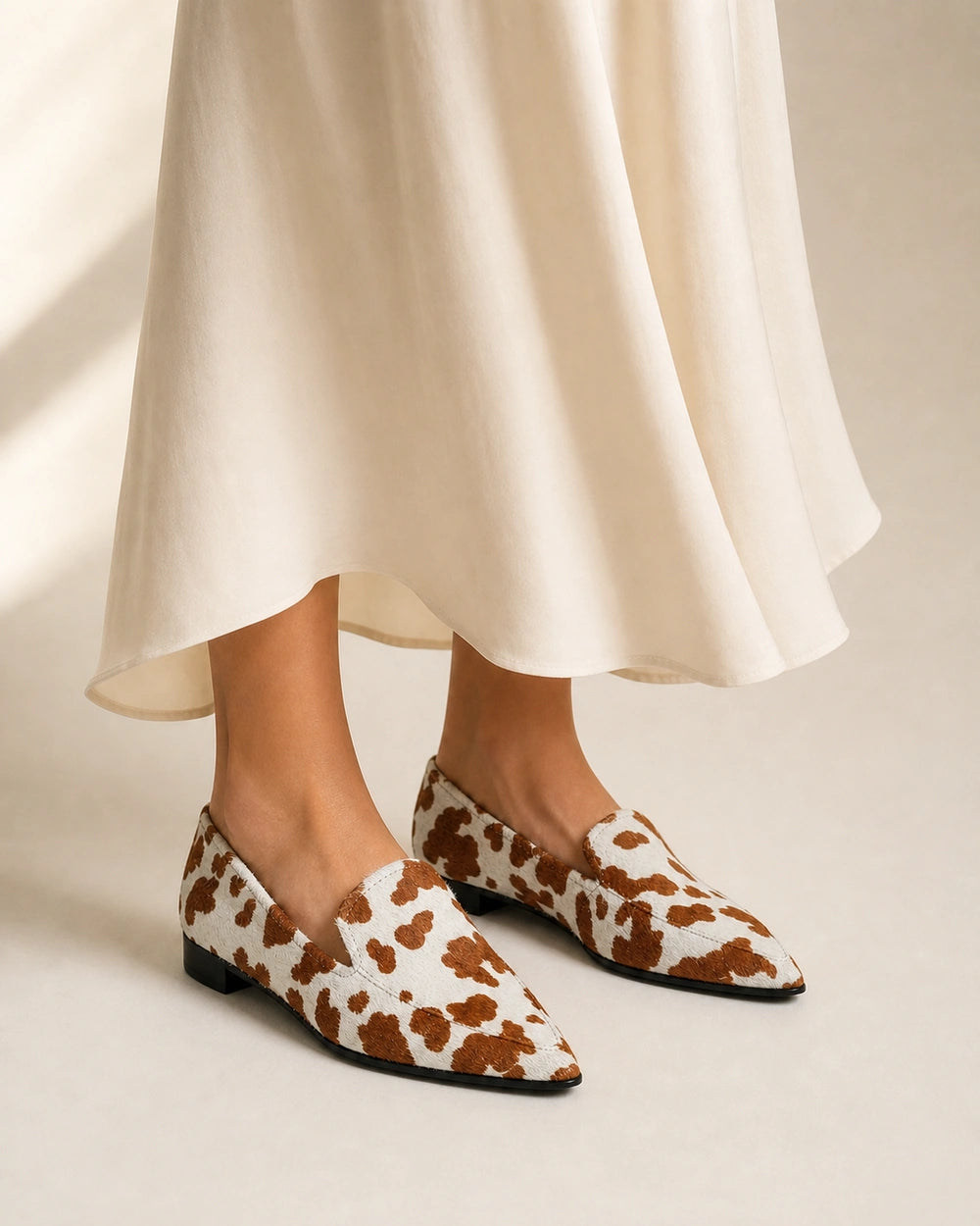 Spitzer Damen-Loafer mit Kuhmuster — Produktbild 8