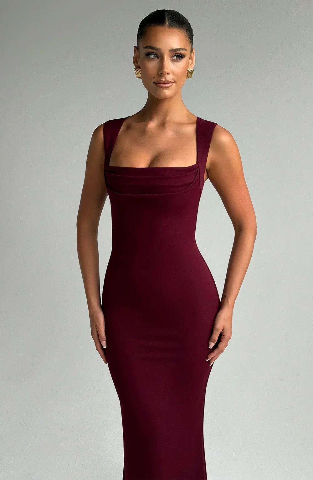Allegra | Elegantna satenska večernja maxi haljina s halter izrezom i otvorenim leđima