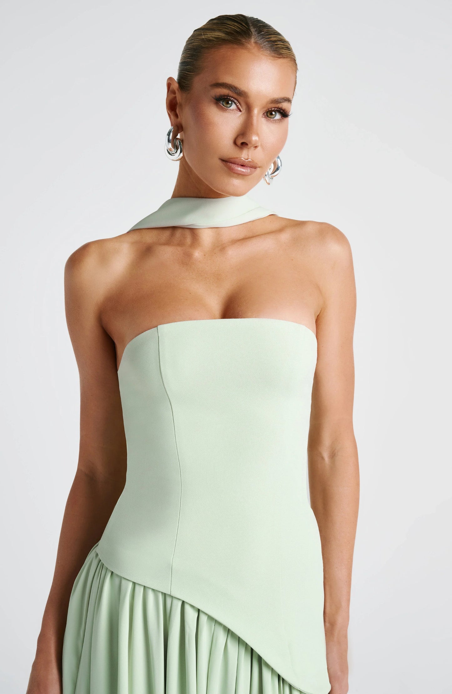 Calista | Elegantes trägerloses Maxikleid mit Korsage, Schal-Detail und Schlitz