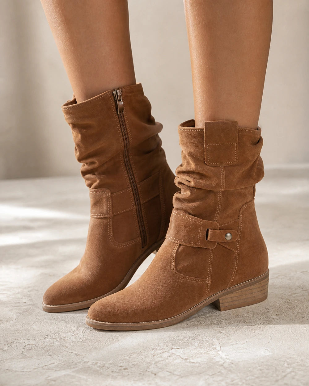 Emilia Damen-Stiefeletten in Veloursoptik mit gerafftem Schaft — image 1